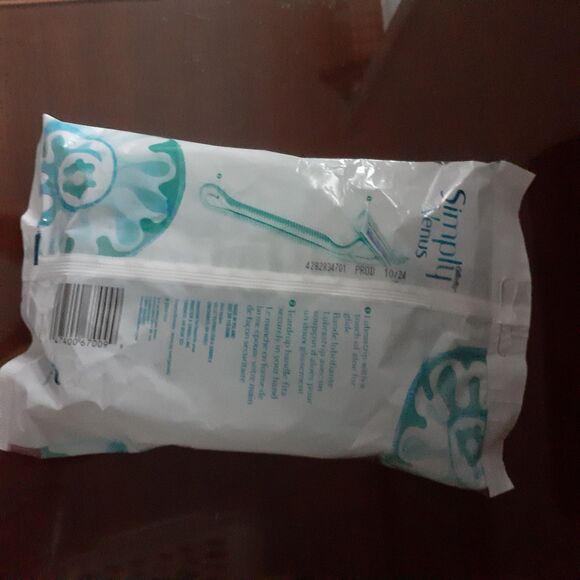 (2) Gillette Simply Venus Disposable Razors - 9 Per Pack (18 Total) 2 Blades NEW - Picture 10 of 10